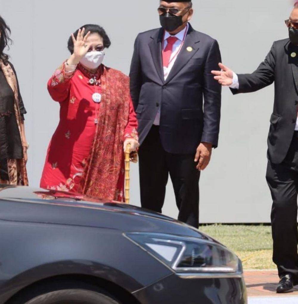 Presiden kelima Indonesia, Megawati Soekarnoputri tiba di Seoul mengenakan kebaya merah untuk menghadiri pelantikan Presiden Yoon Suk-yeol (www.instagram.com/@puanmaharani)