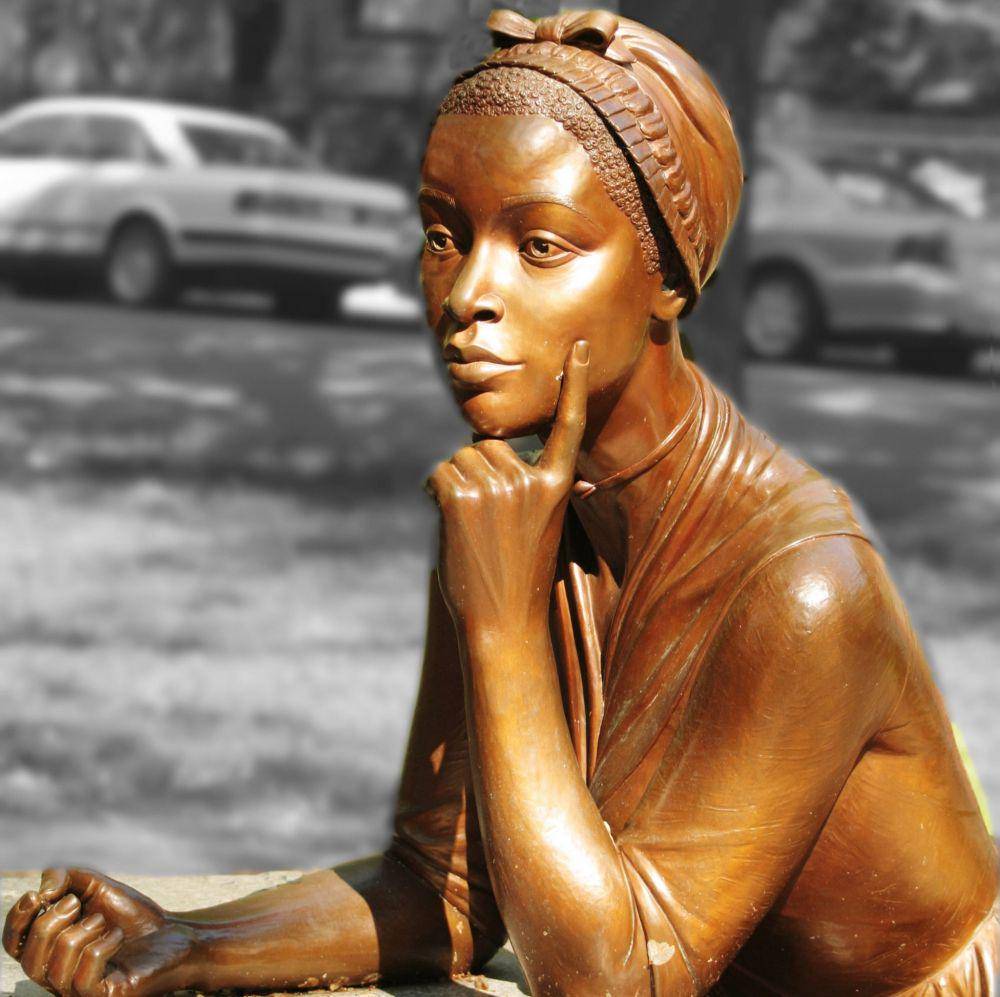 patung Phillis Wheatley (1753-1784), penyair Afrika-Amerika pertama yang menerbitkan puisi (commons.wikimedia.org/Sharon Mollerus)
