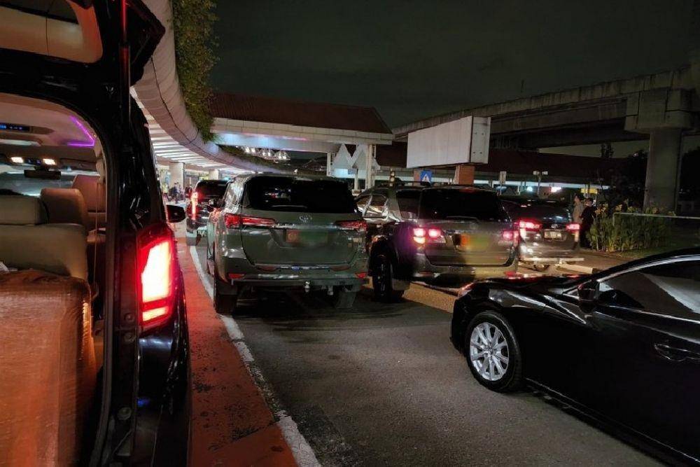 2 Mobil dinas TNI AD yang ngetem seminggu terakhir di area penjemputan terminal 2 Bandara Soetta. (twitter.com/hotradero)