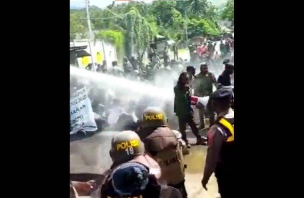 Polisi membubarkan unjuk rasa tolak daerah otonomi baru (DOB) dan otsus jilid III di Kota dan Kabupaten Jayapura, Selasa (9/5/2022). (twitter.com/VictorcMambor)
