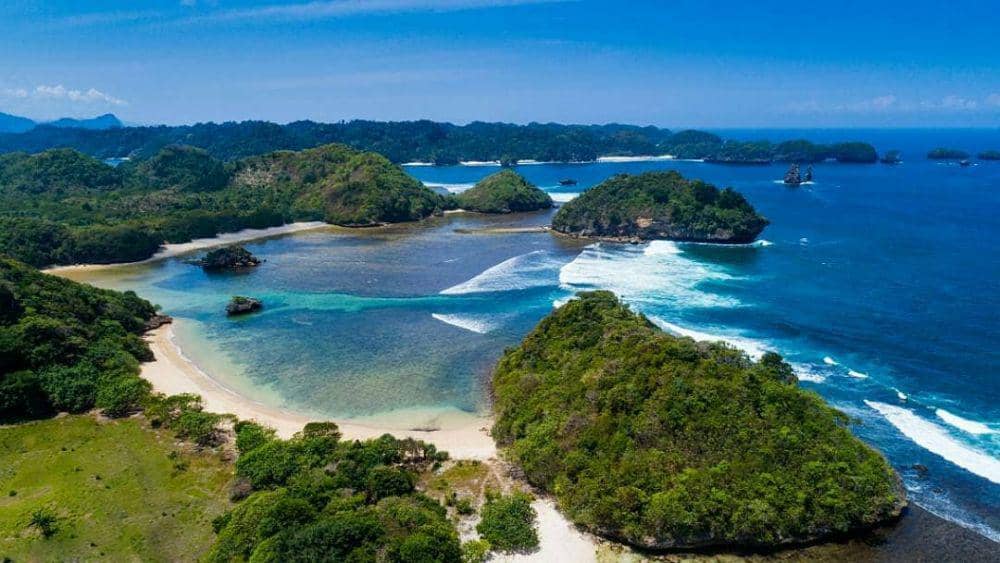 10 Potret Menakjubkan Pantai Teluk Asmoro, Tertarik Healing ke Sana?