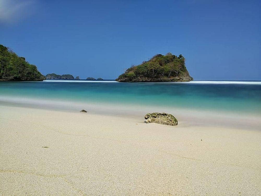 Pantai Teluk Asmoro (instagram.com/Ourtrip1st)