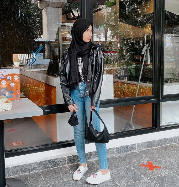 Padu padan hijab hitam ala Shireeenz (instagram.com/shireeenz)