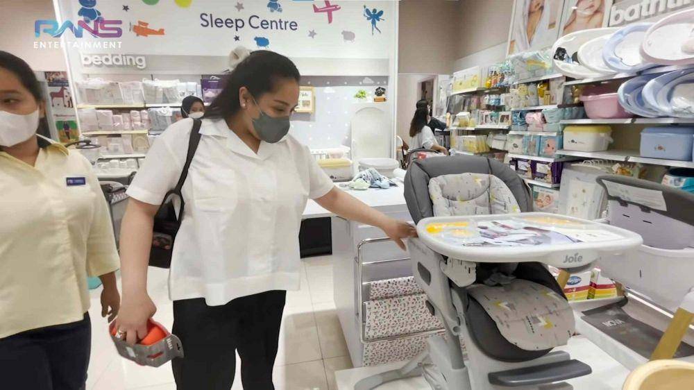 Nagita Slavina belanja Mpasi Rayyanza (YouTube.com/Rans Entertainment/)