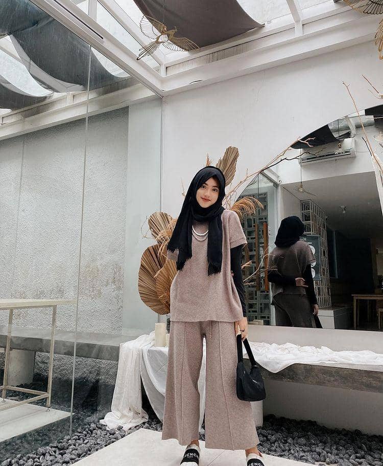 Padu padan hijab hitam ala Shireeenz (instagram.com/shireeenz)