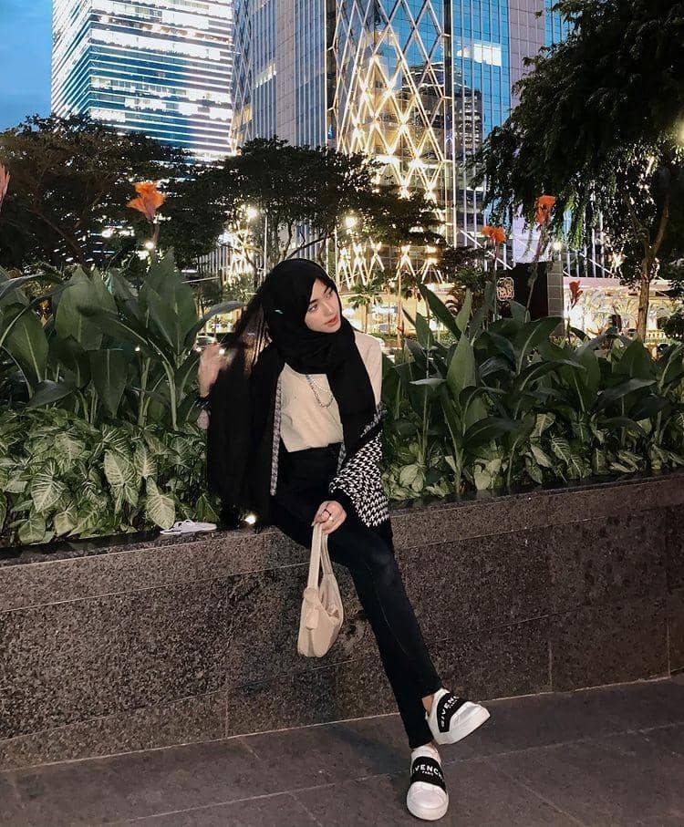 Padu padan hijab hitam ala Shireeenz (instagram.com/shireeenz)