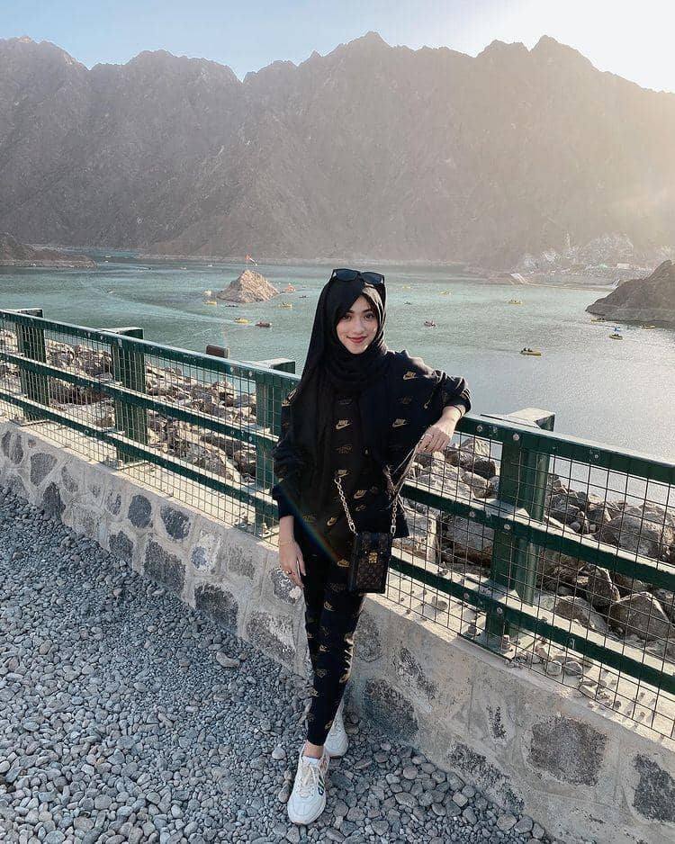 Ide padu padan hijab hitam ala Shireeenz (instagram.com/shireeenz)