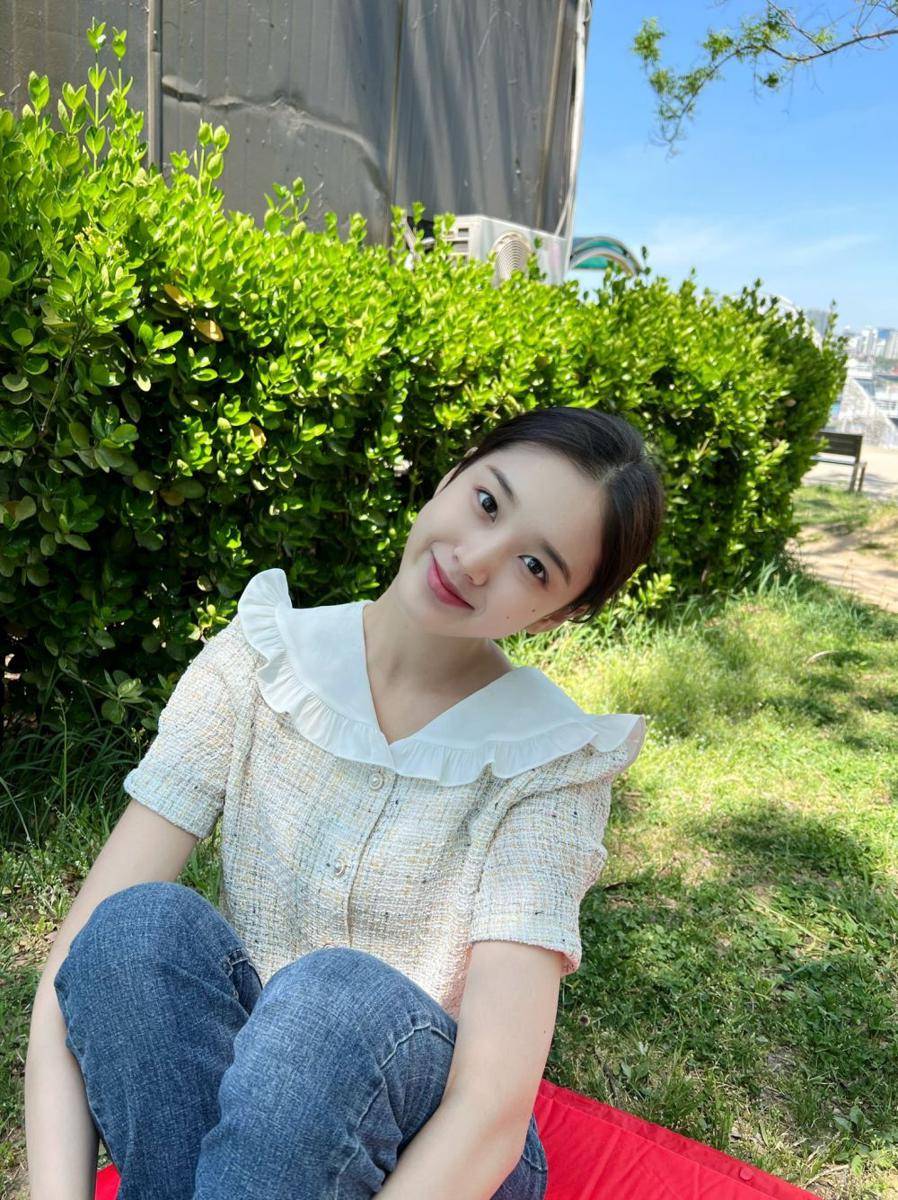J STAYC (twitter.com/STAYC_official)