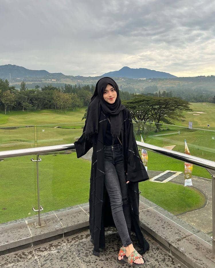Padu padan hijab hitam ala Shireeenz (instagram.com/shireeenz)