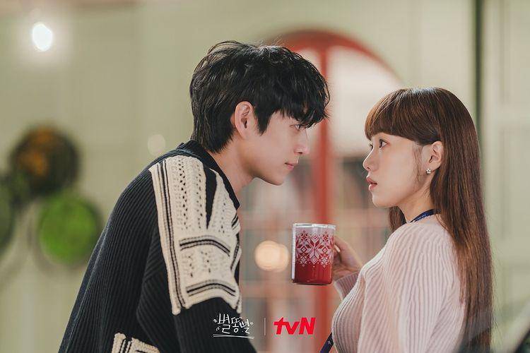 Lee Sung Kyung dan Kim Yong Dae di drama Shooting Stars (instagram.com/tvn_drama)