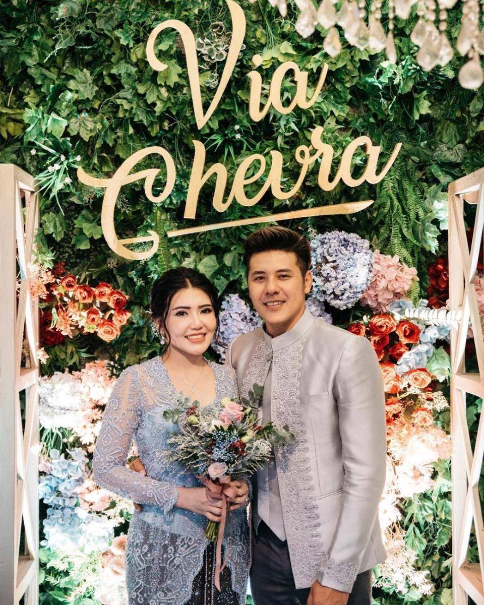 Kebaya dan makeup lamaran Via Vallen. (instagram.com/moirephoto)