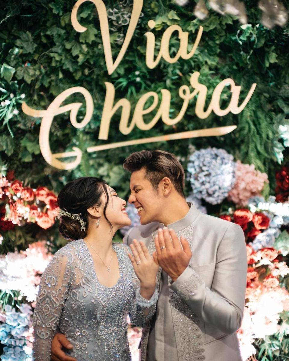 Kebaya dan makeup lamaran Via Vallen. (instagram.com/moirephoto)