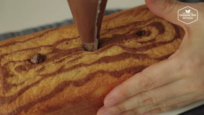 ilustrasi memberikan isian nutella ke dalam kue (dok. youtube.com/Cooking tree 쿠킹트리)