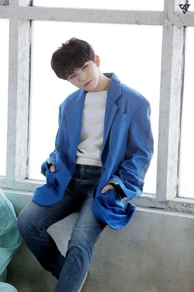 outfit suit ala SEVENTEEN (twitter.com/JustSeventeen__))