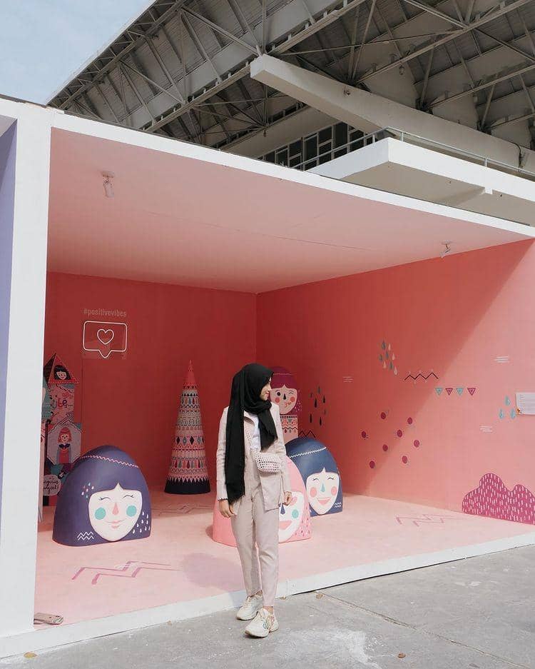 Padu padan hijab hitam ala Shireeenz (instagram.com/shireeenz)