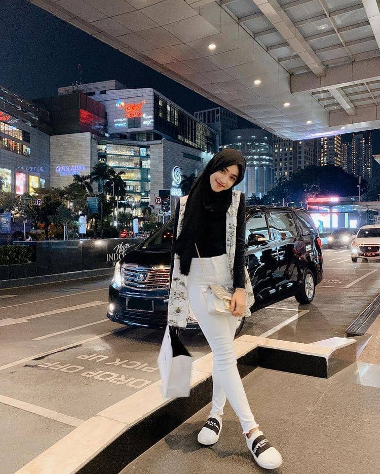 Padu padan hijab hitam ala Shireeenz (instagram.com/shireeenz)