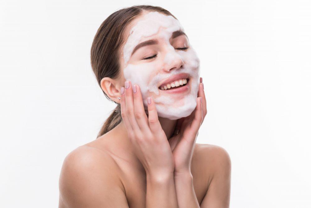 5 Manfaat Double Cleansing Wajah, Bikin Skincare Mudah Menyerap