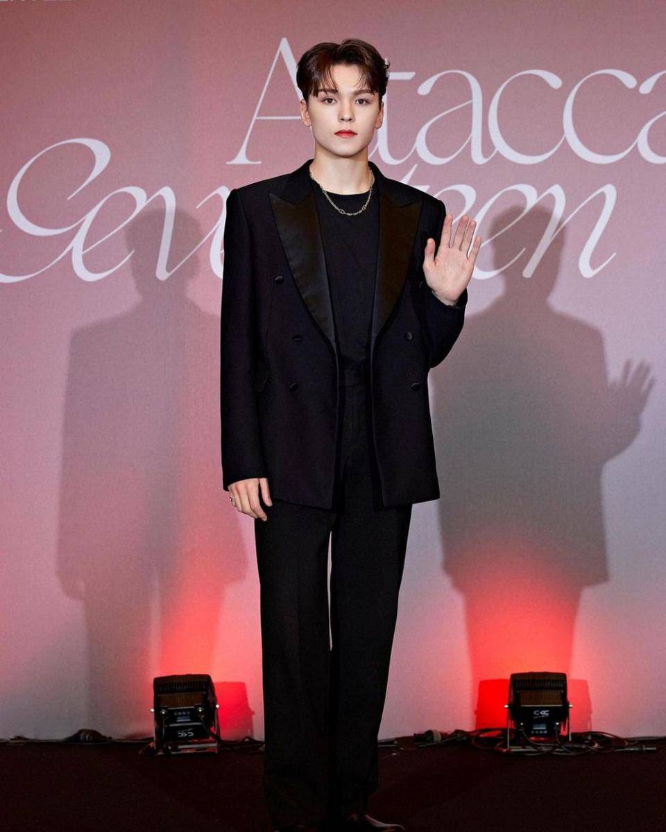 outfit suit ala SEVENTEEN (instagram.com/chwehanvernon)