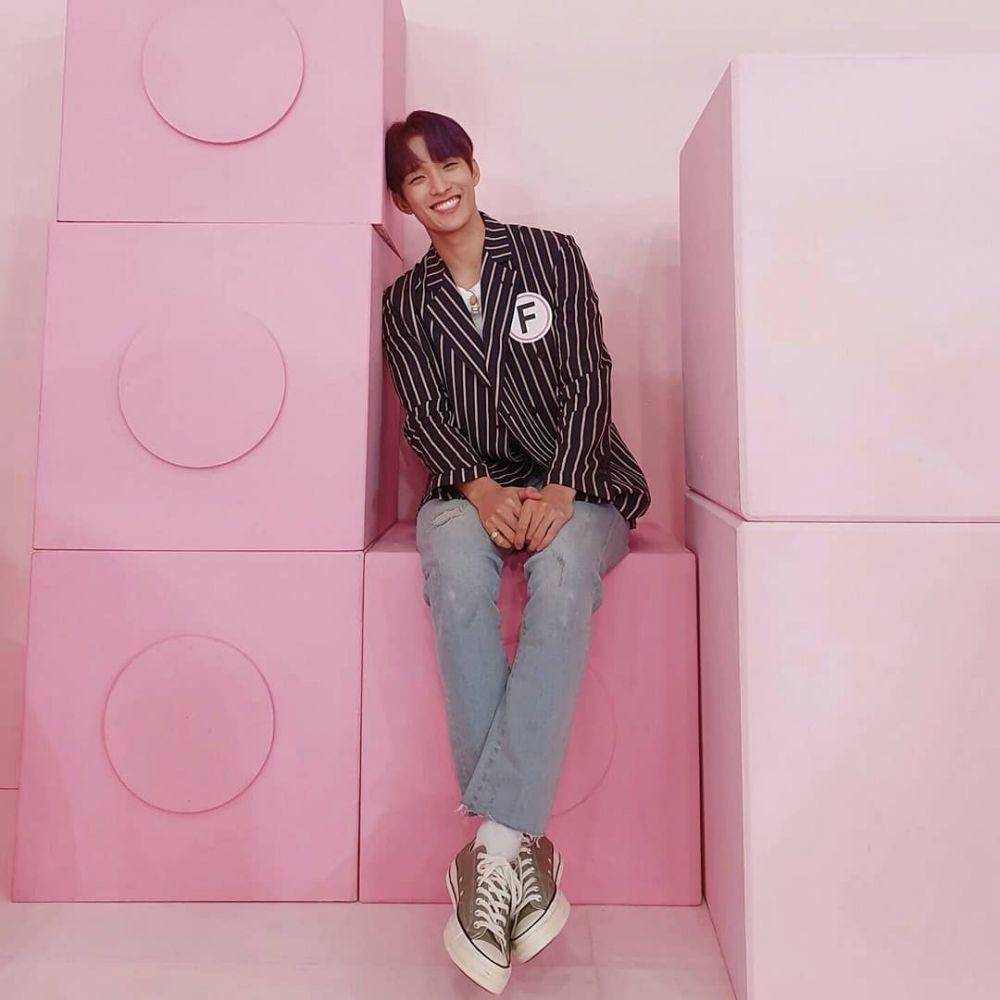 outfit suit ala SEVENTEEN (Instagram.com/dokyeom.me)
