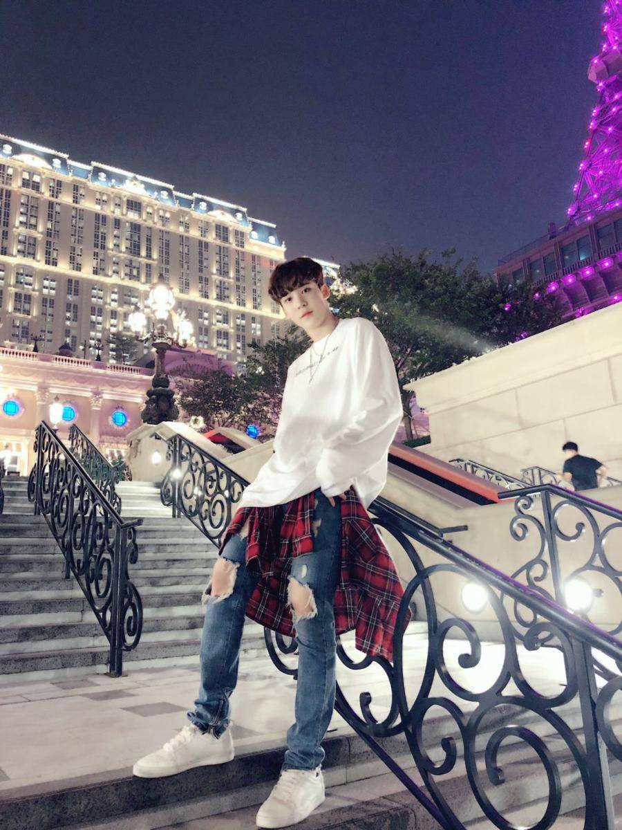 Referensi style OOTD ala Yunho ATEEZ (twitter.com/ATEEZofficial)