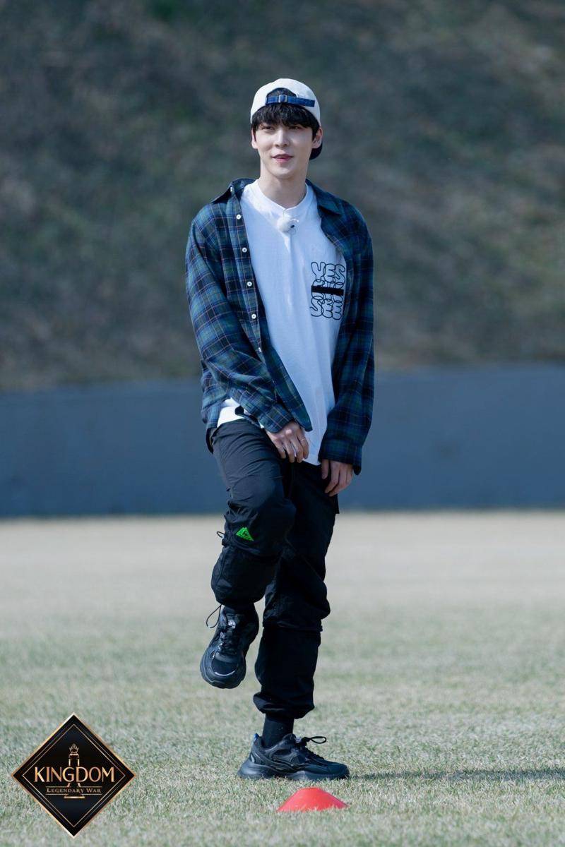 Referensi style OOTD ala Yunho ATEEZ (twitter.com/transforatz)