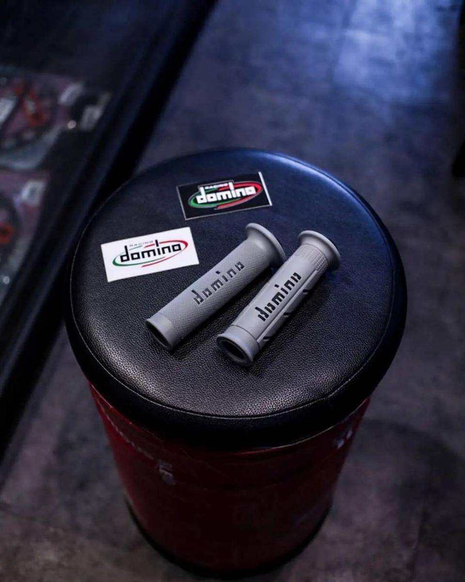 Handgrip Domino (https://www.instagram.com/dominoracingindonesia/)