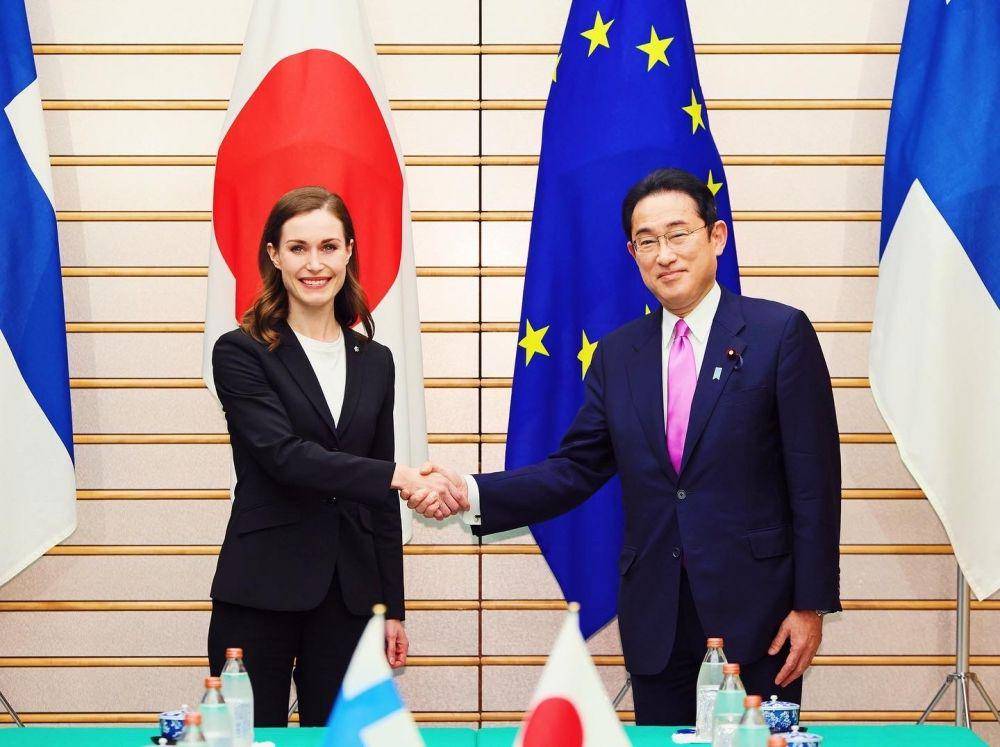 Perdana Menteri Finlandia Sanna Marin (kiri) saat bertemu dengan Perdana Menteri Jepang Fumio Kishida di Tokyo pada Rabu (11/5/2022). (twitter.com/kantei)