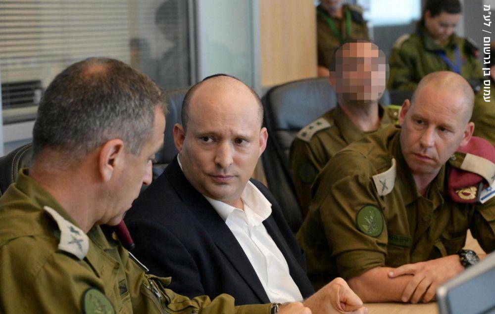 Naftali Bennett bertemu petinggi militer Israel dalam rangka memantau latihan militer "Chariots of Fire" pada Selasa, 10 Mei 2022. (Twitter.com/Naftali Bennett)