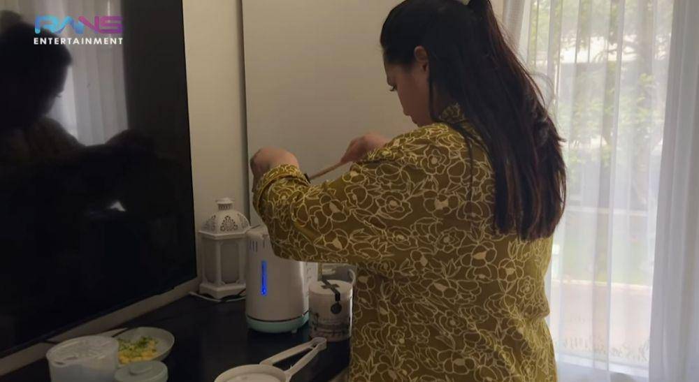 potret Nagita Slavina persiapkan MPASI Rayyanz (dok. youtube.com/Rans Entertainment)