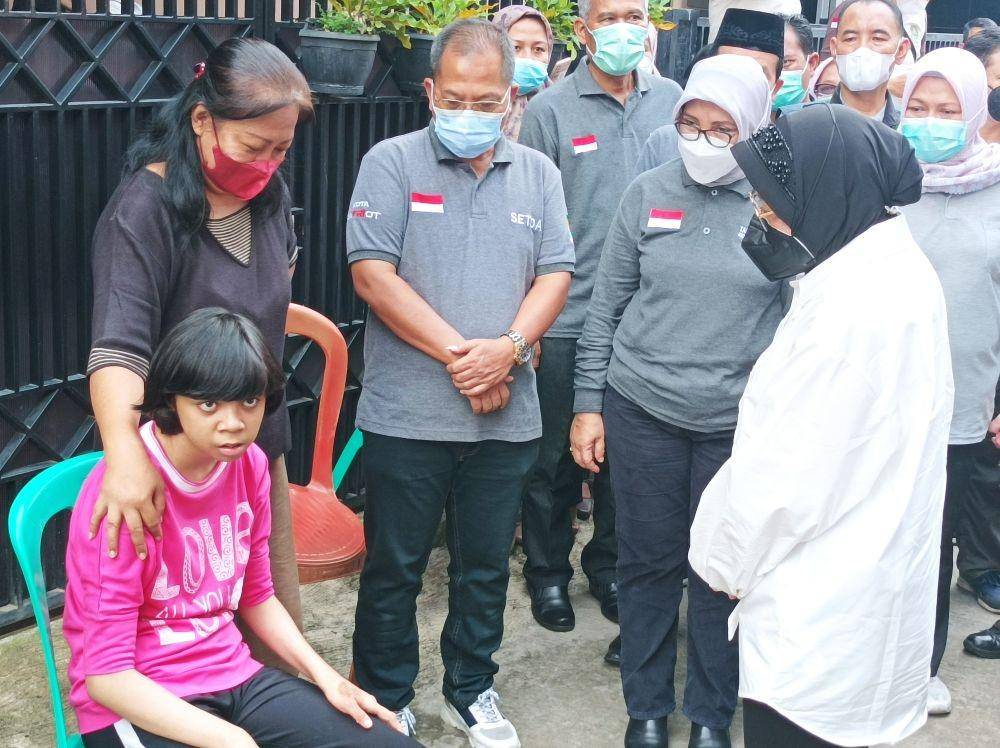 Mensos Risma Serahkan Bantuan Kependerita Gangguan Saraf di Bekasi. (IDN Times/Imam Fashal)