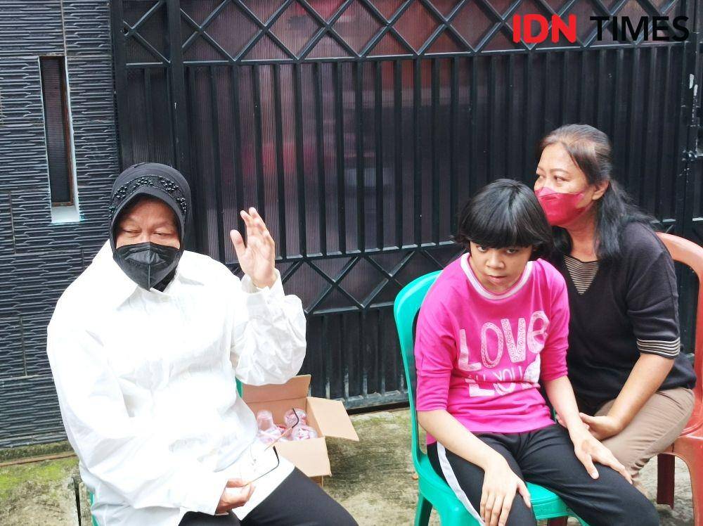 Mensos Risma Serahkan Bantuan Kependerita Gangguan Saraf di Bekasi. (IDN Times/Imam Faishal)