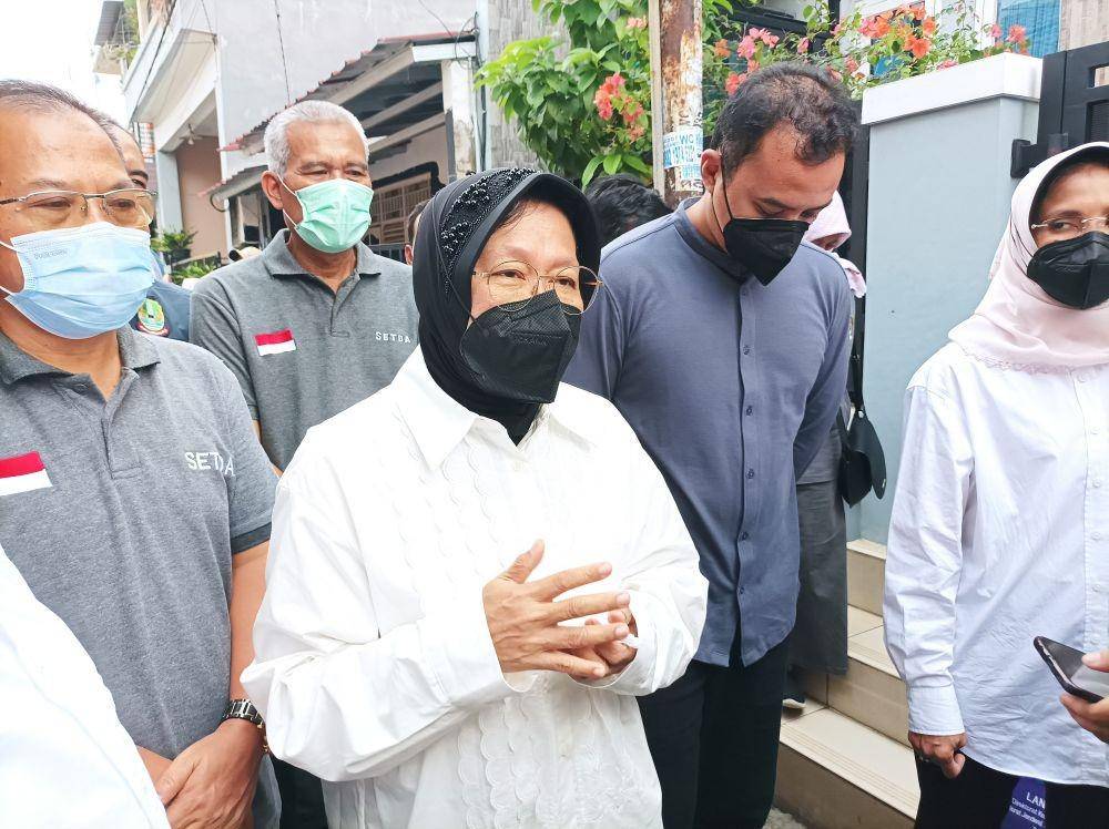 Mensos Risma Serahkan Bantuan Kependerita Gangguan Saraf di Bekasi. (IDN Times/Imam Fashal)