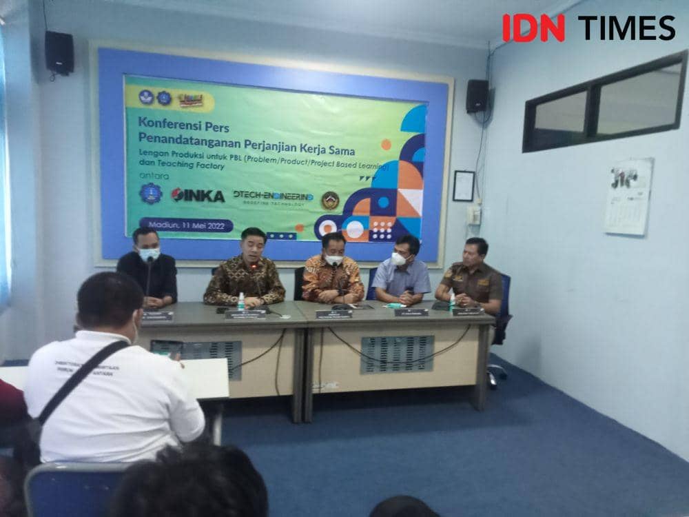 Direktur Jenderal Pendidikan Vokasi Kemendikbudristek Wikan Sakarinto (dua dari kiri) saat memberikan keterangan pers. IDN Times/Nofika DN