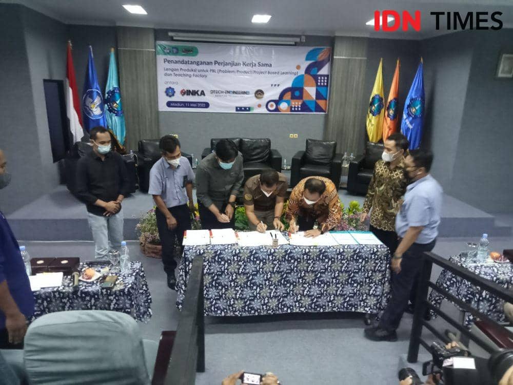 Penandatanganan MoU antara PT Industri Kereta Api atau INKA (Persero), DTech Engineering dan SMK PGRI Mejayan dalam  kerjasama lengan produksi untuk PBL (Project / Product / Problem Base Learning). IDN Times/Nofika DN