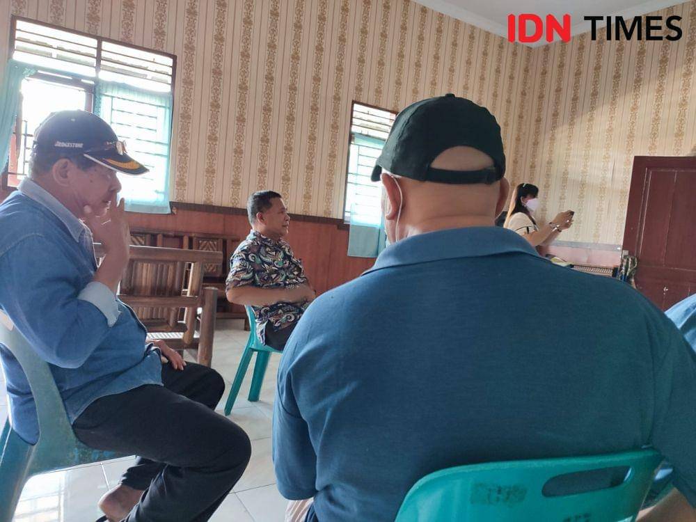 Warga lingkungan VII yang sempat mendatangi kantor Kelurahan Berngam, Kecamatan Binjai Kota, minta keplinya dicopot (IDN Times/ Bambang Suhandoko)