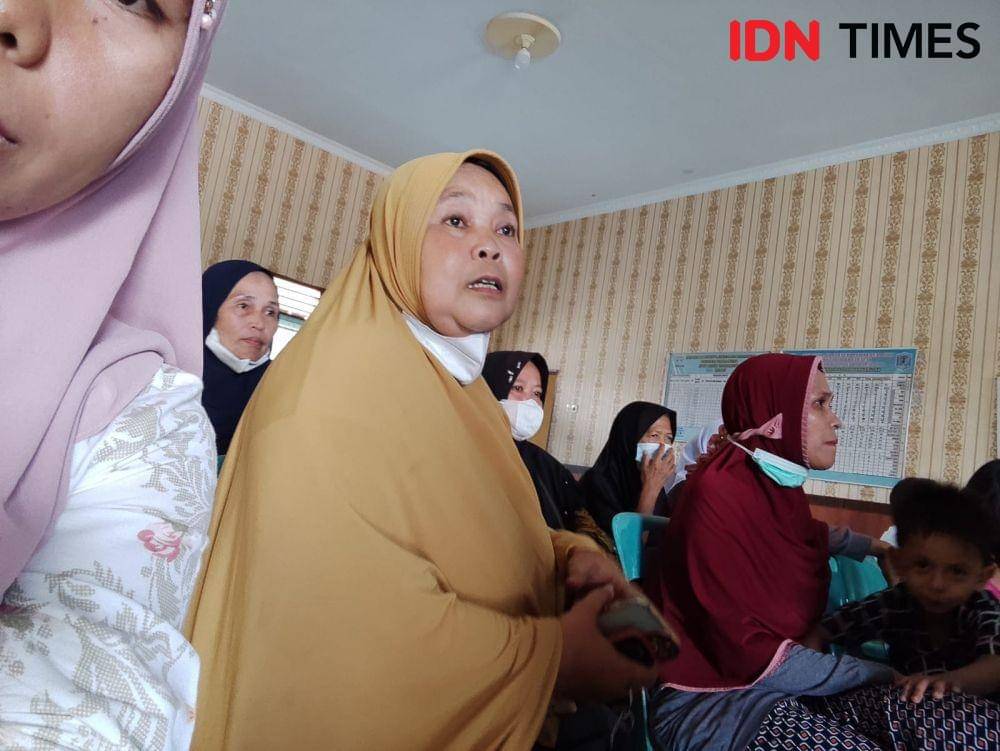 Warga lingkungan VII yang sempat mendatangi kantor Kelurahan Berngam, Kecamatan Binjai Kota, minta keplinya dicopot (IDN Times/ Bambang Suhandoko)