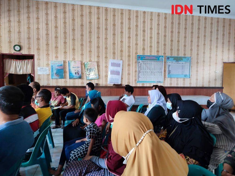 Warga lingkungan VII yang sempat mendatangi kantor Kelurahan Berngam, Kecamatan Binjai Kota, minta keplinya dicopot (IDN Times/ Bambang Suhandoko)