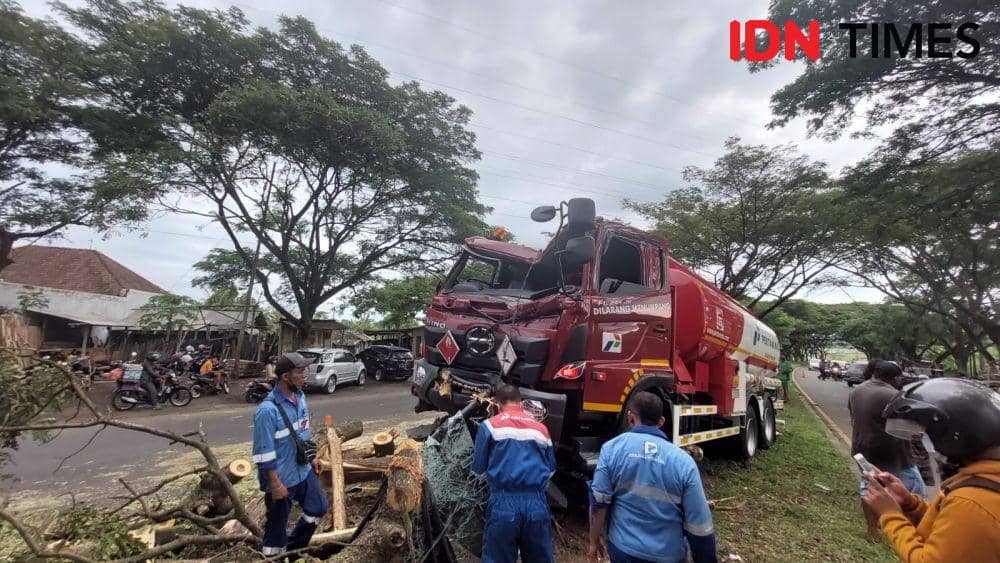 Diserempet, Truk Tangki BBM Rusak Tabrak Pohon di Klungkung