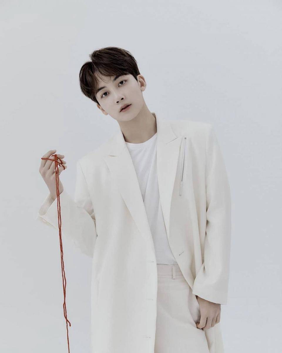 outfit suit ala SEVENTEEN (Instagram.com/jeonghansite)