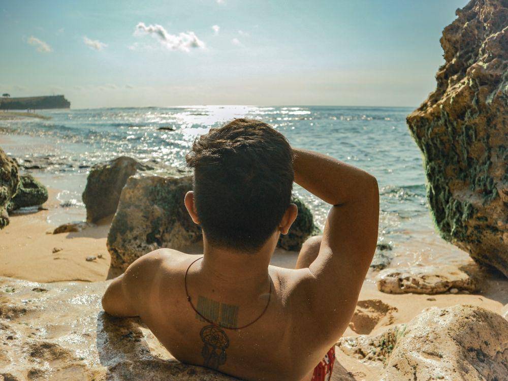Ilustrasi pria di pantai (pexels.com/rjprabu)