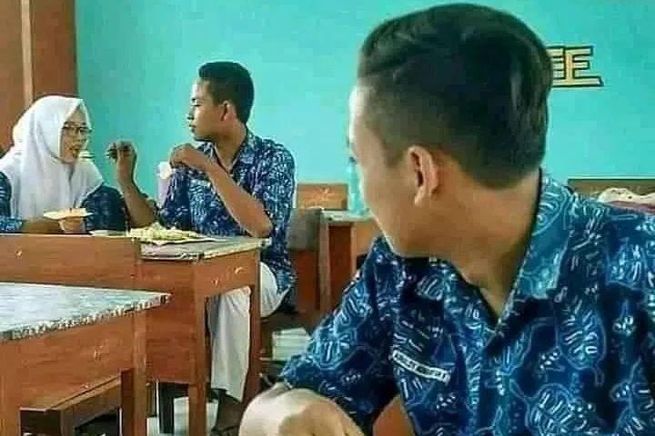 10 Potret Jomblo saat Jadi Orang Ketiga, dari Ngenes sampai Ngakak