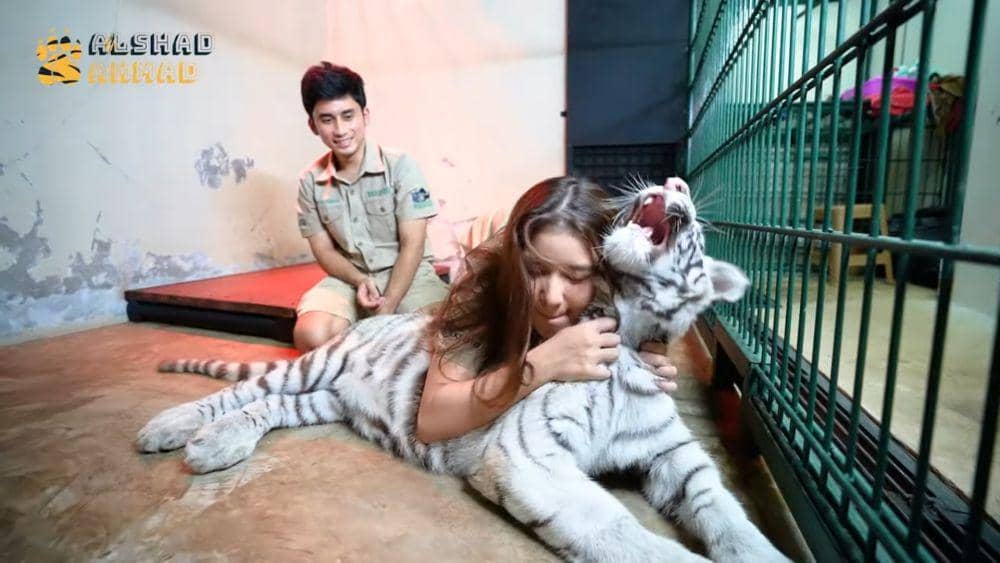 10 Momen Tiara Andini Jenguk Selen yang Sakit, Sampai Susah Jalan