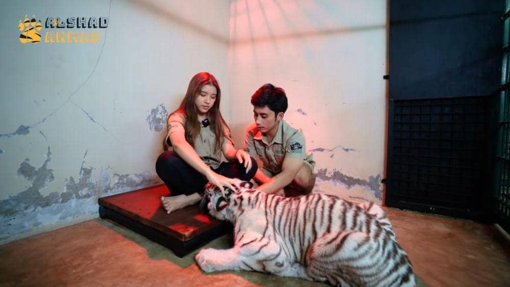 Tiara Andini dan Alshad melihat Selen yang sedang sakit. (dok.youtube.com/AlshadAhmad)