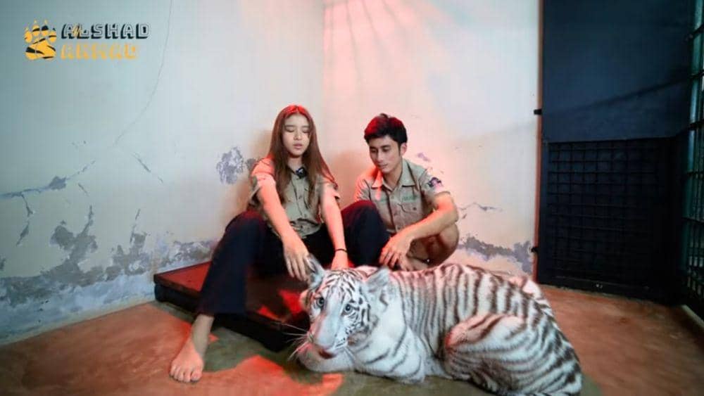 Tiara Andini dan Alshad melihat Selen yang sedang sakit. (dok.youtube.com/AlshadAhmad)