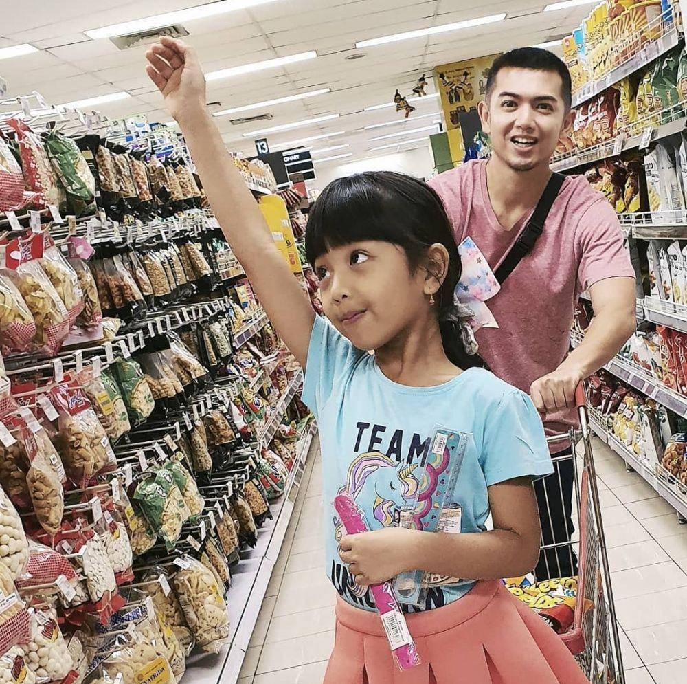 potret Nicky Tirta saat berbelanja (instagram.com/nickytirta)