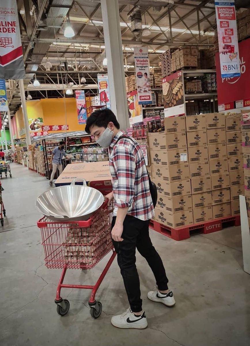 potret Nicky Tirta saat berbelanja (instagram.com/nickytirta)