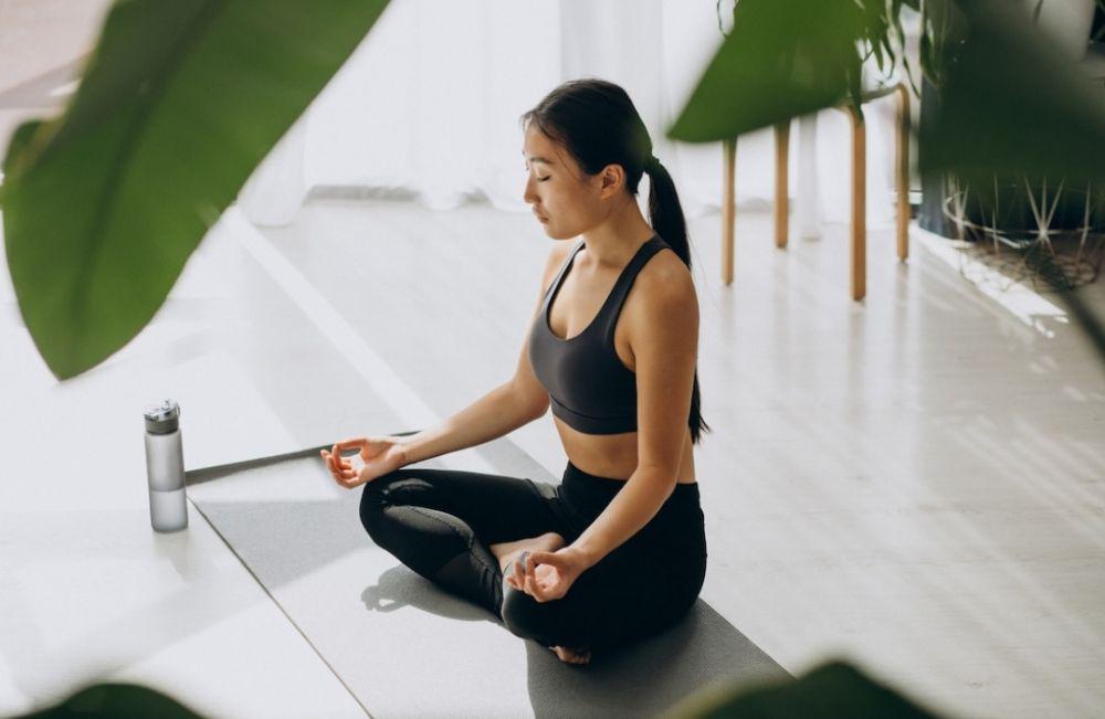 ilustrasi seorang wanita sedang meditasi (freepik.com/senivpetro)