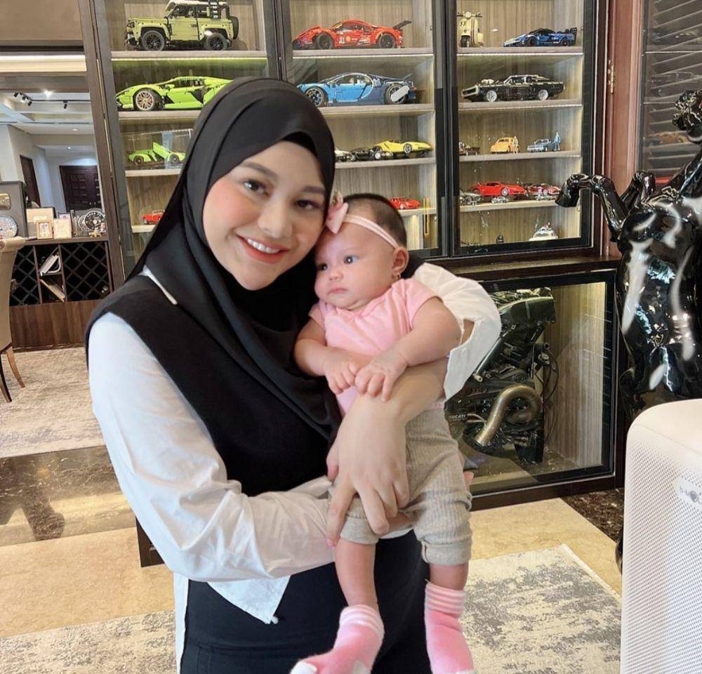 potret Ameena saat pakai bandana (instagram.com/aurelie.hermansyah)