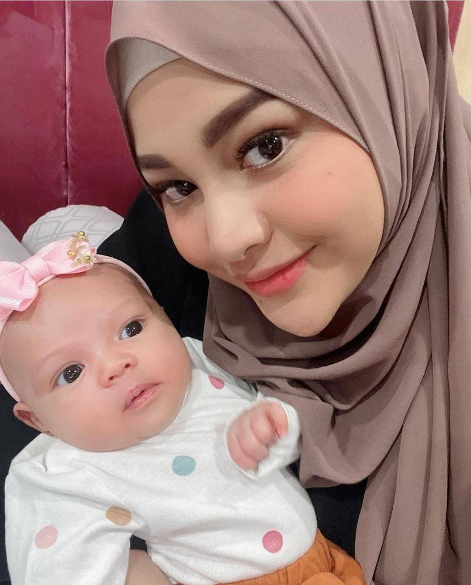 potret Ameena saat pakai bandana (instagram.com/aurelie.hermansyah)