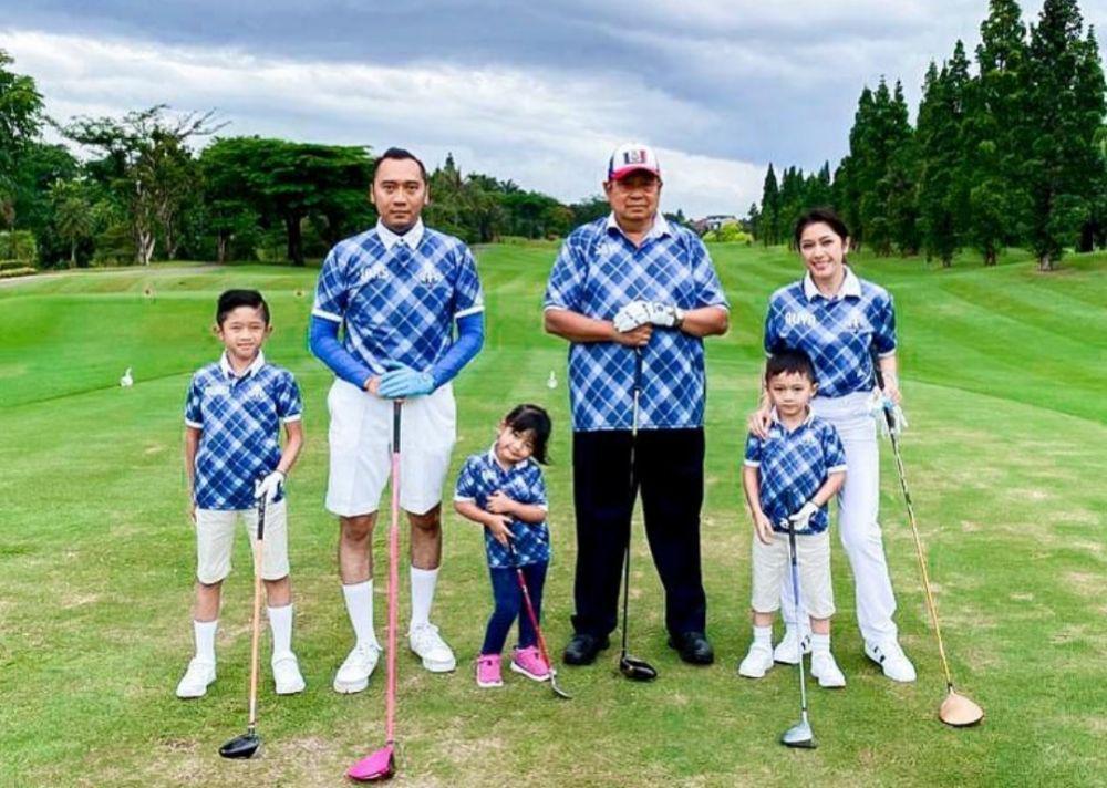 9 Potret Keluarga Ibas Yudhoyono Pakai Busana Senada, Kompak Pol!